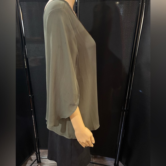 Corvus green sheer blouse with chain/necklace. Size Medium - Picture 4 of 6